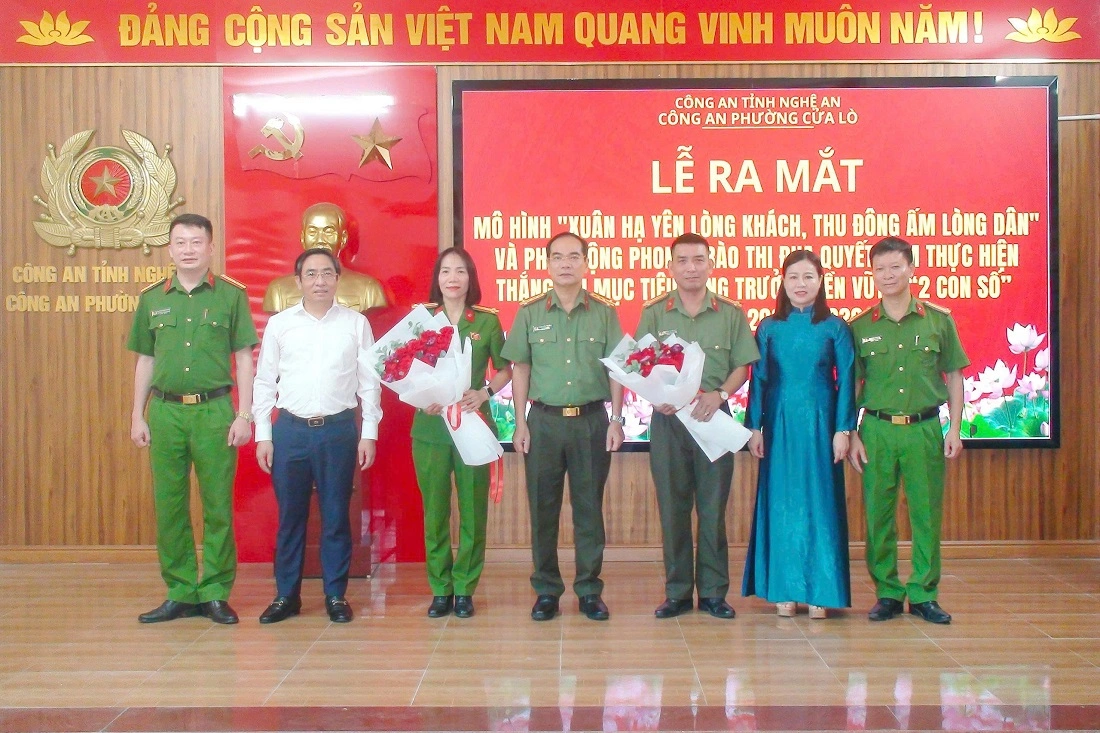 Tặng hoa Ban chỉ đạo mô hình