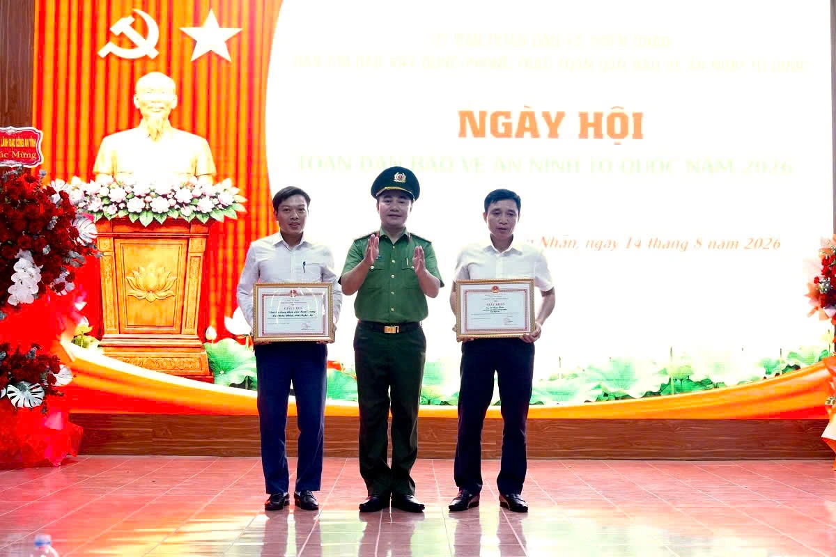 Đồng chí Đại tá Nguyễn Huy  Khích, Phó Giám đốc Công an tỉnh trao Giấy khen của Giám đốc Công an tỉnh tặng tập thể, cá nhân có thành tích xuất sắc trong phong trào toàn dân bảo vệ an ninh Tổ quốc
