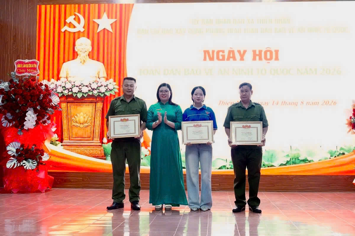 Trao Giấy khen của UBND xã tặng tập thể, cá nhân có thành tích xuất sắc trong xây dựng phong trào toàn dân bảo vệ an ninh Tổ quốc