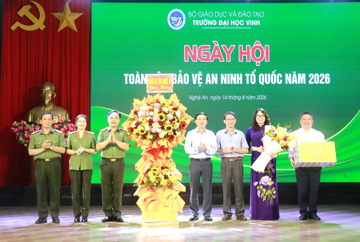 Công an tỉnh tặng hoa chúc mừng Trường Đại học Vinh