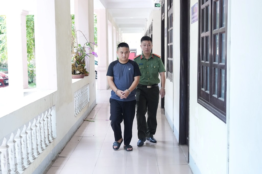 Lực lượng Công an dẫn giải đối tượng Vi Văn Đông 