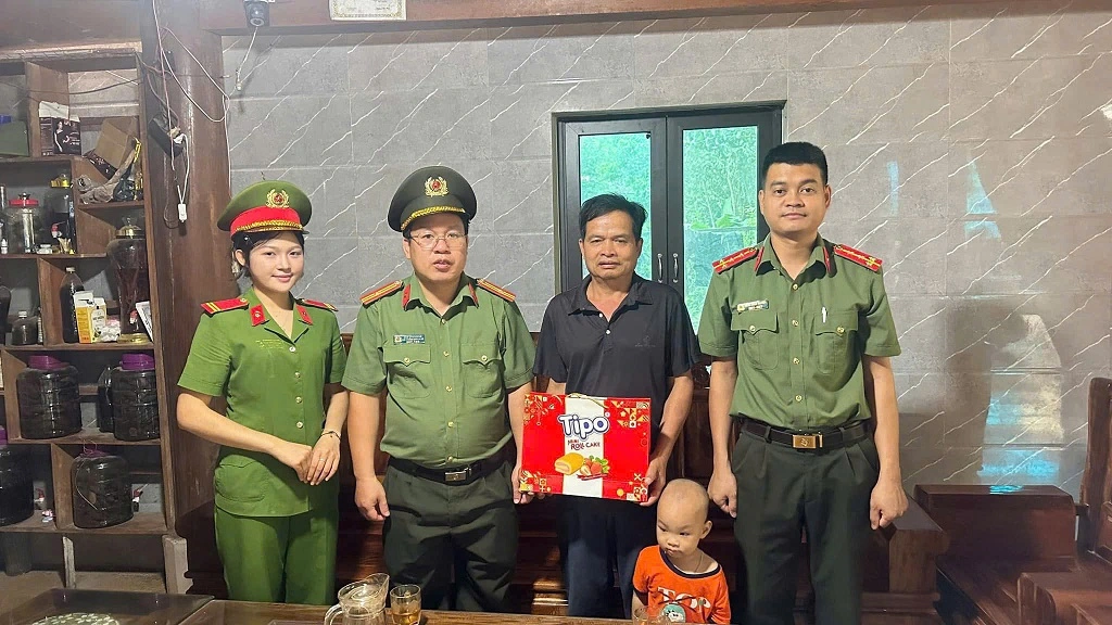 Công an xã Mường Chọng thăm hỏi, tặng quà nhân Ngày Thương binh - Liệt sĩ