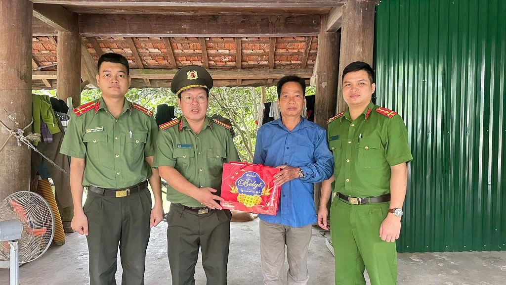 Công an xã thăm hỏi, tặng quà nhân Ngày Thương binh - Liệt sĩ