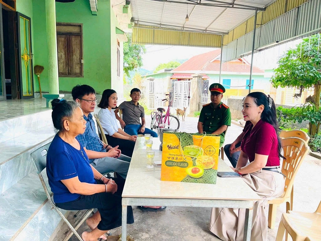 Công an xã thăm hỏi, tặng quà nhân Ngày Thương binh - Liệt sĩ