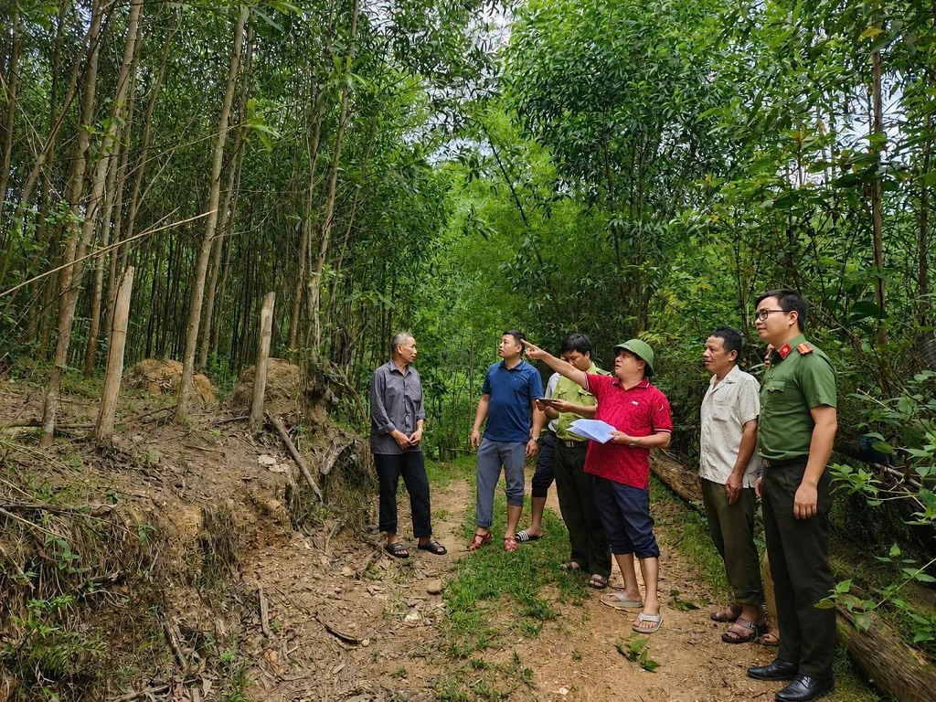 ông an xã Mường Chọng phối hợp rà soát, thu thập dữ liệu phục vụ xây dựng cơ sở dữ liệu quốc gia về đất đai