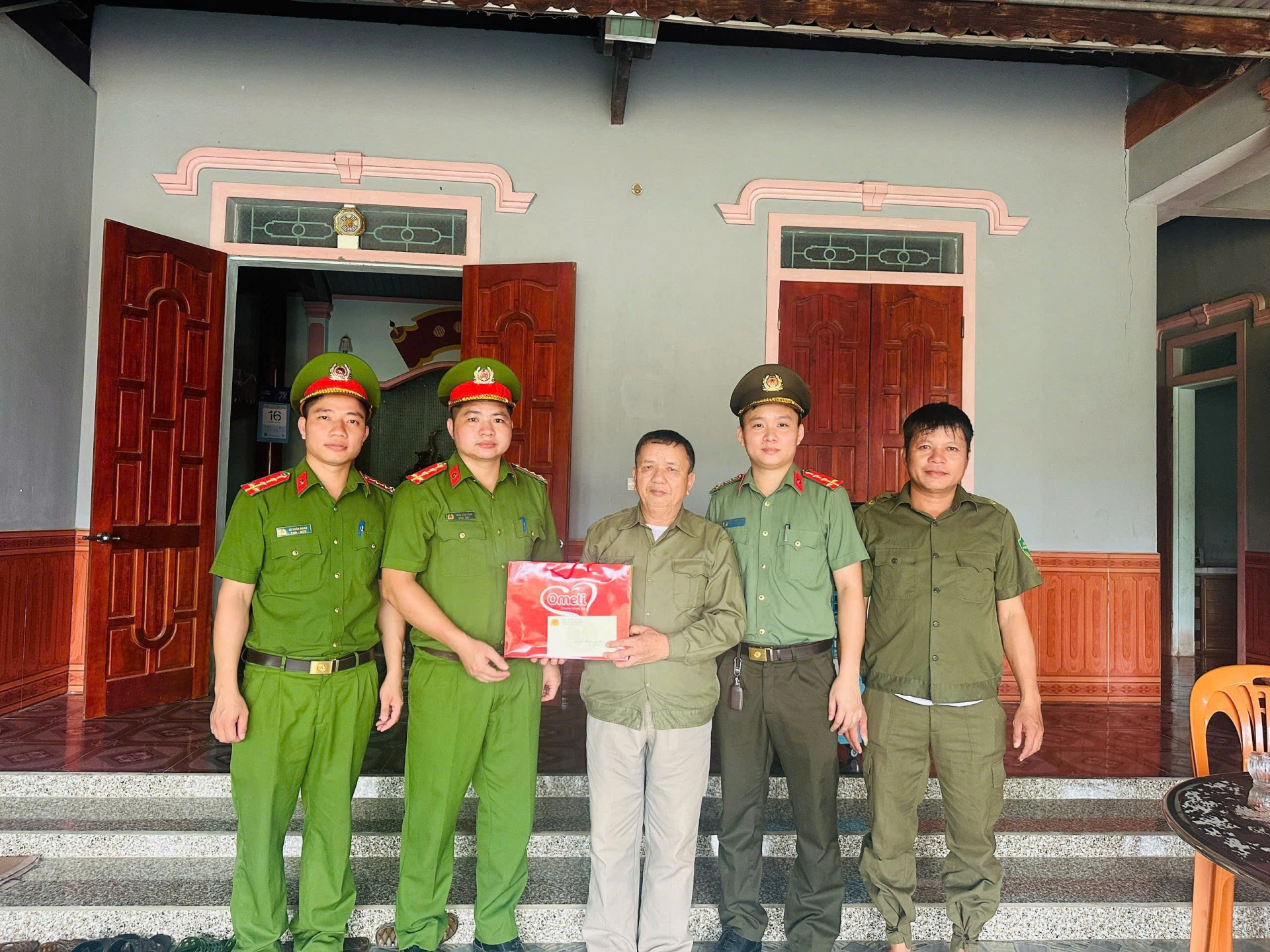Công an xã Yên Xuân thăm, tặng quà thân nhân liệt sĩ