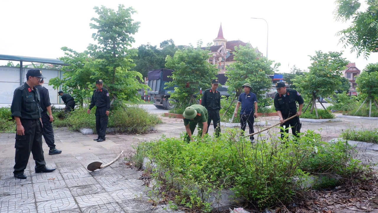 Phát quang bụi rậm, góp phần chỉnh trang cảnh quan, bảo đảm trật tự ATGT