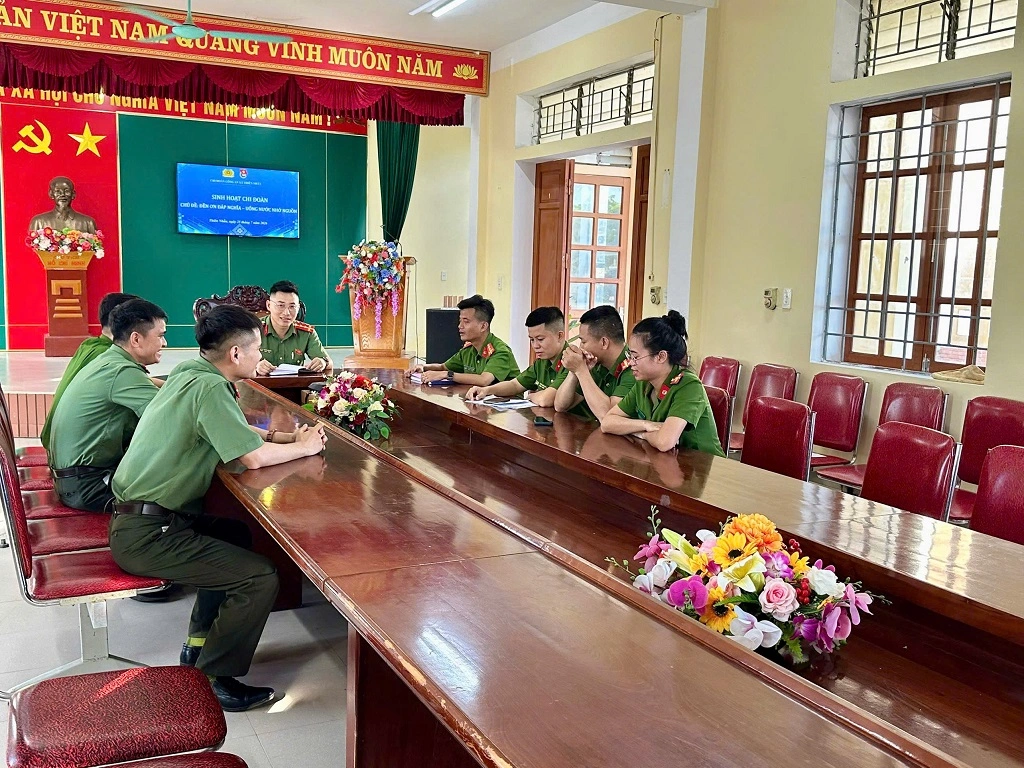Chi đoàn Công an xã Thiên Nhẫn: Sinh hoạt chính trị với chủ đề 