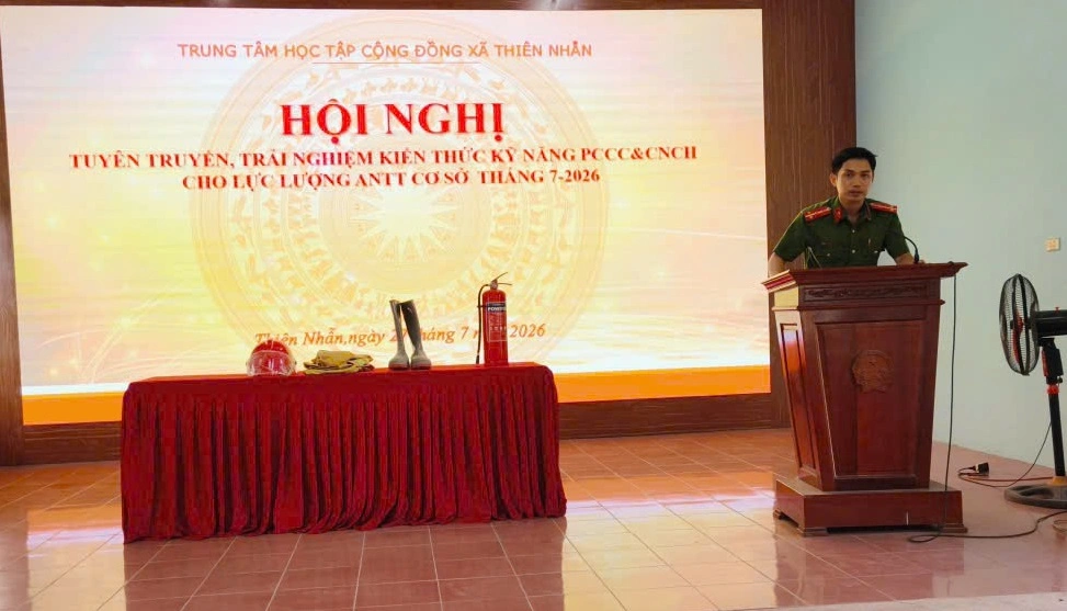 Cán bộ Công an xã tuyên truyền công tác phòng cháy, chữa cháy và cứu nạn, cứu hộ cho lực lượng ANTT cơ sở trên địa bàn xã.