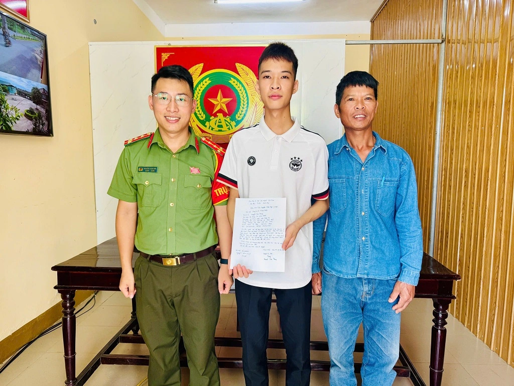 Thanh niên tình nguyện viết đơn tham gia nghĩa vụ Công an nhân dân 2027