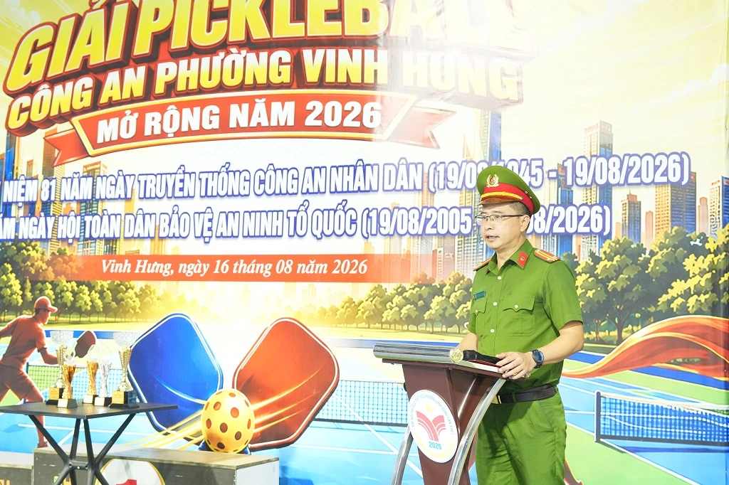  Đại diện Công an phường Vinh Hưng điều hành buổi Lễ khai mạc 