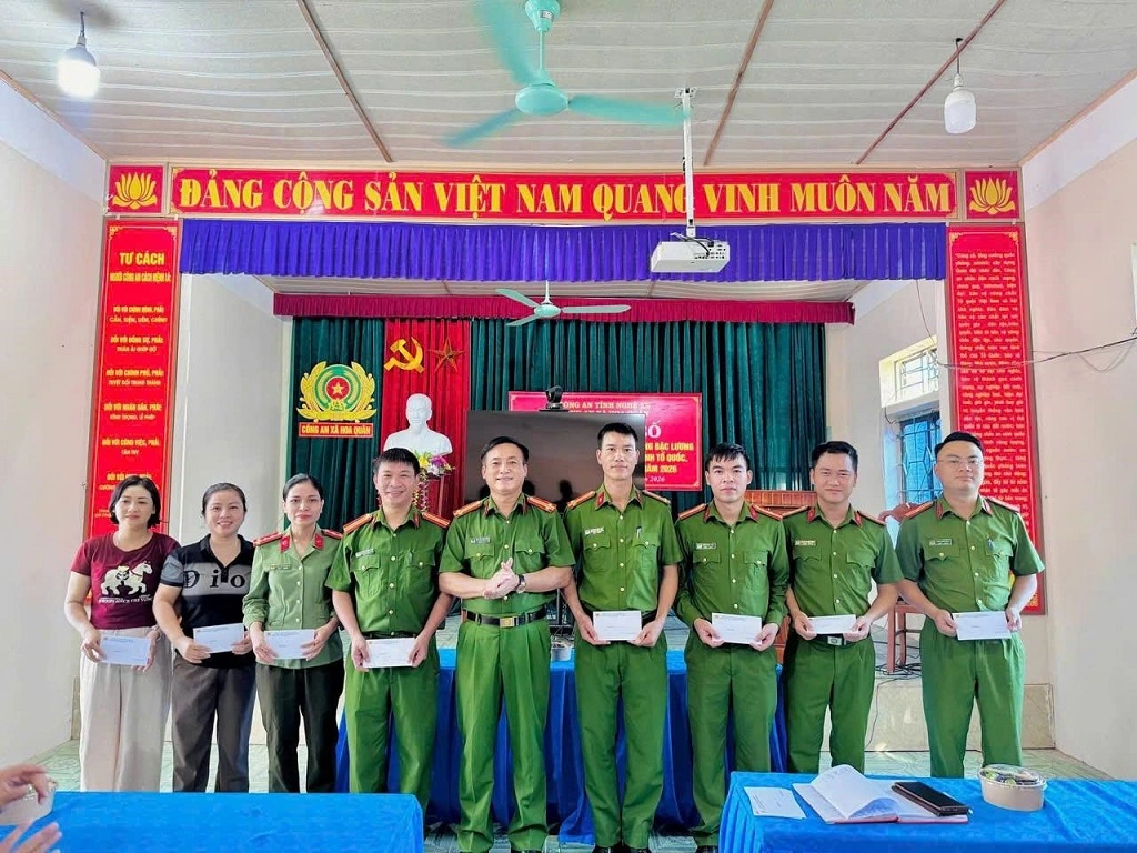 Công an xã Hoa Quân trao quà tri ân thương binh, thân nhân Liệt sĩ