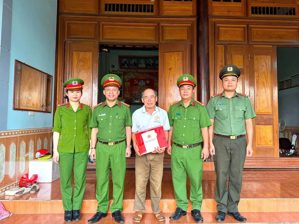 Thăm hỏi, tặng quà tri ân nhân ngày Thương binh - Liệt sĩ