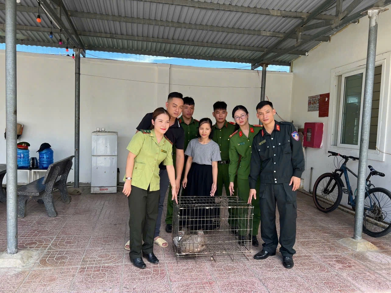 Đội Cảnh sát bảo vệ mục tiêu bàn giao cá thể tê tê cho UBND phường Vinh Lộc