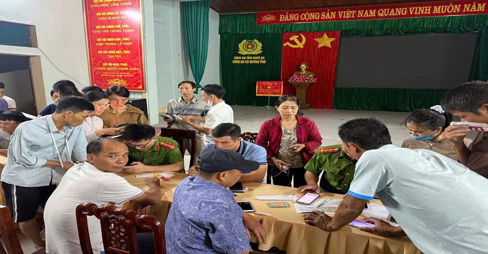 Công an xã Quỳnh Phú hỗ trợ người dân kích hoạt tài khoản định danh điện tử