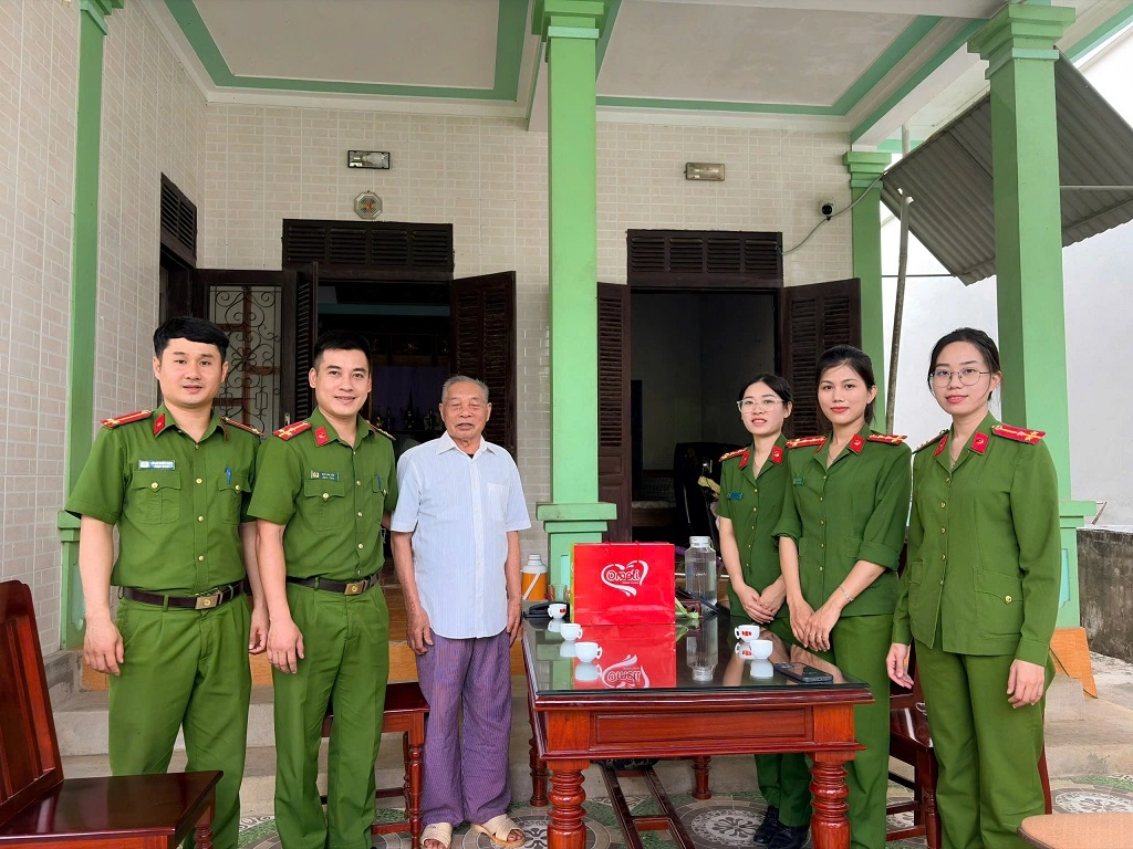 Công an xã Quỳnh Phú thăm hỏi, tặng quà nhân Ngày Thương binh - Liệt sĩ