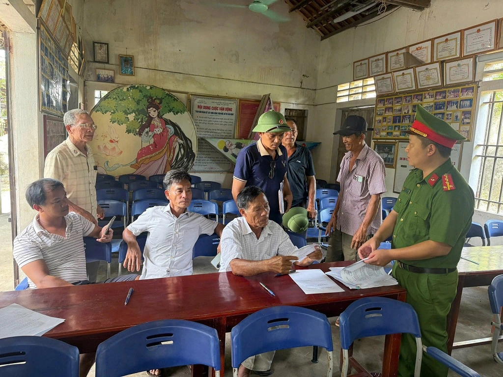 Công an xã Quỳnh Phú tăng cường tuyên truyền, ký cam kết bảo đảm an toàn đối với các phương tiện thủy hoạt động trên biển