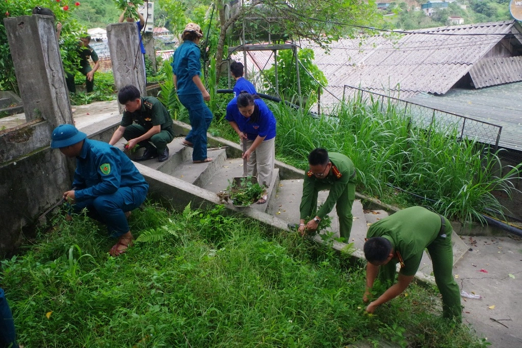 Công an xã Nậm Cắn dọn dẹp vệ sinh, chỉnh trang khuôn viên Đài tưởng niệm Anh hùng Liệt sĩ