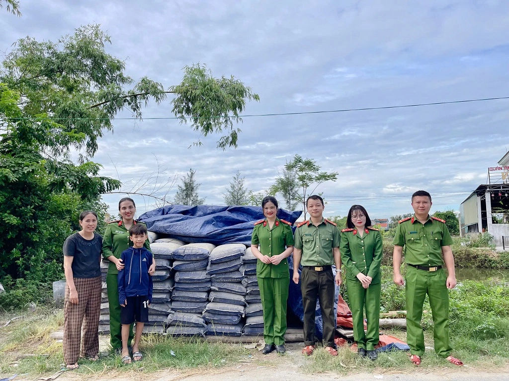 Trao tặng xi măng, cát hỗ trợ công trình nhà ở gia đình 