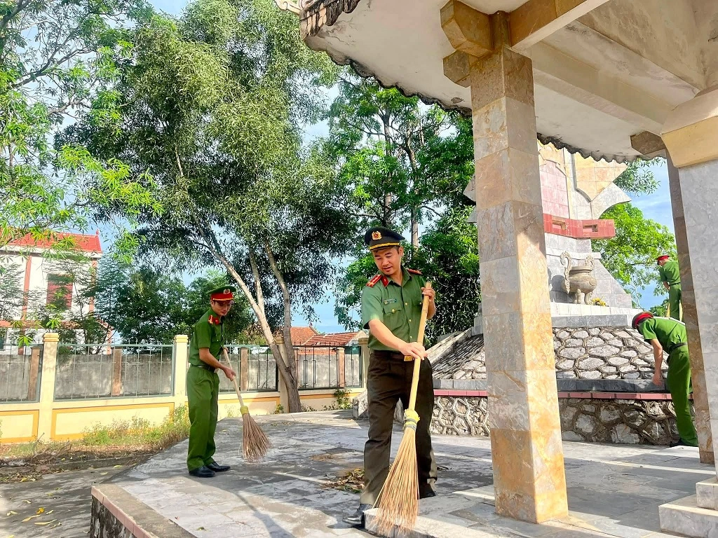 Công an xã ra quân dọn dẹp vệ sinh, chỉnh trang khuôn viên Đài tưởng niệm các Anh hùng liệt sĩ