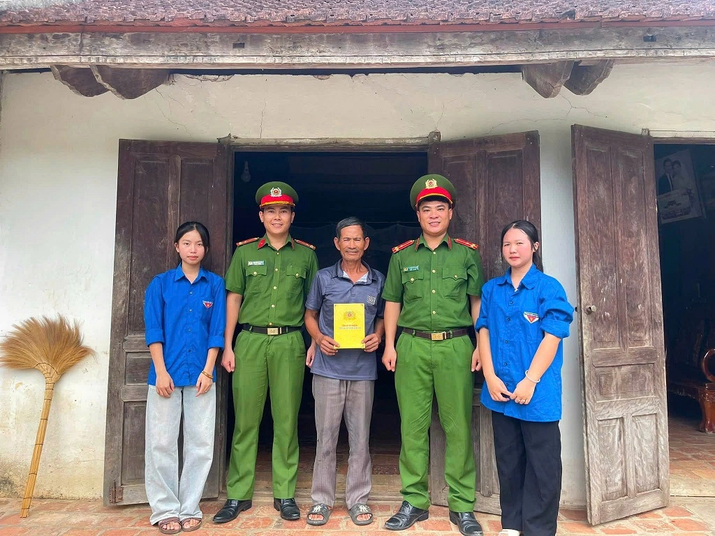 Công an xã Thành Bình Thọ thăm hỏi, trao quà Ngày Thương binh - Liệt sĩ