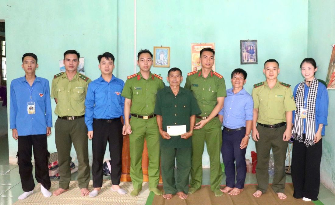 Công an xã Tiền Phong tri ân gia đình chính sách, người có công
