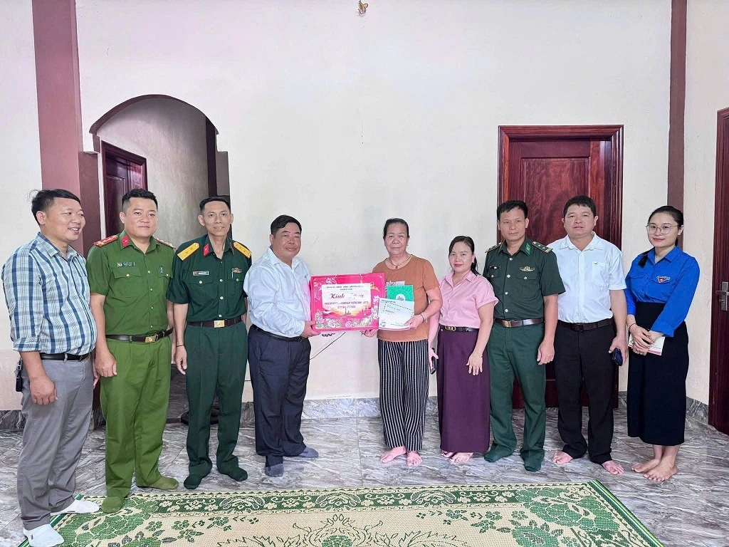 Công an xã Nậm Cắn thăm hỏi, tặng quà thân nhân Liệt sĩ