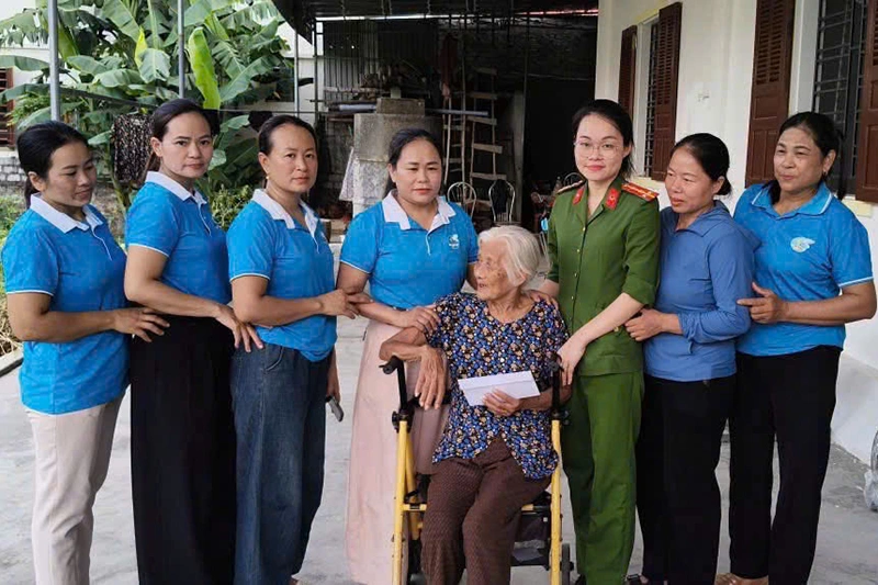 Tri ân thân nhân liệt sĩ