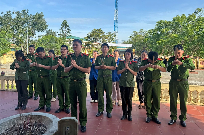 Cán bộ, chiến sĩ dâng hương tưởng niệm các Anh hùng liệt sĩ