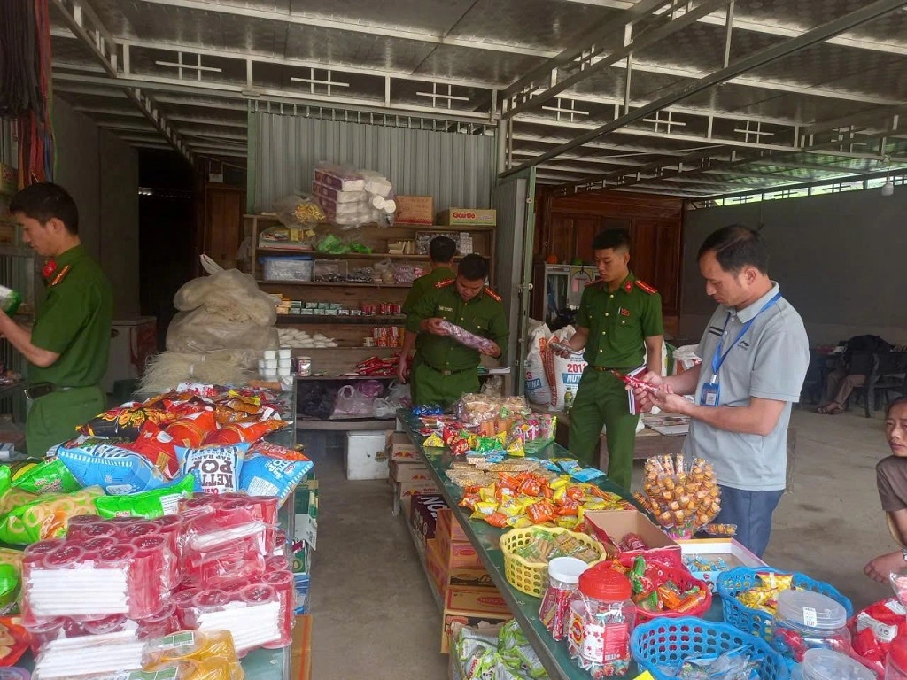 Công an xã Mường Lống kiểm tra, xử lý nghiêm vi phạm về an toàn thực phẩm và hàng hóa kém chất lượng