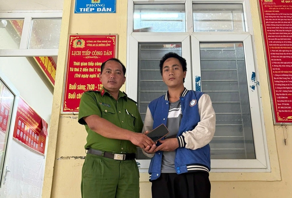 Công an xã Mường Lống trao trả tài sản thất lạc cho người dân