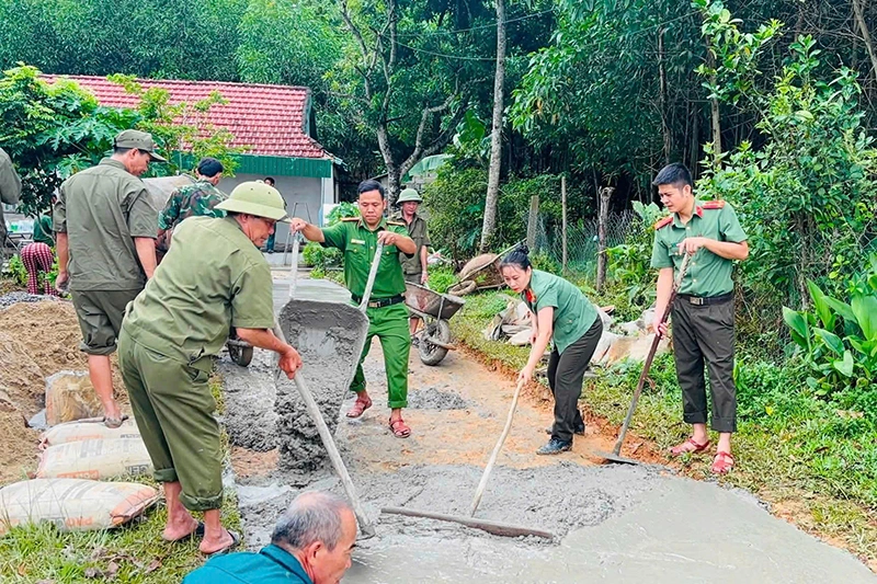 Cán bộ, chiến sĩ đóng góp ngày công