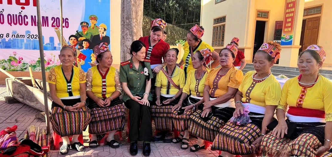 Thiếu úy Lương Thị Hiếu trong Ngày hội Toàn dân bảo vệ an ninh Tổ quốc tại xã Nghĩa Hành