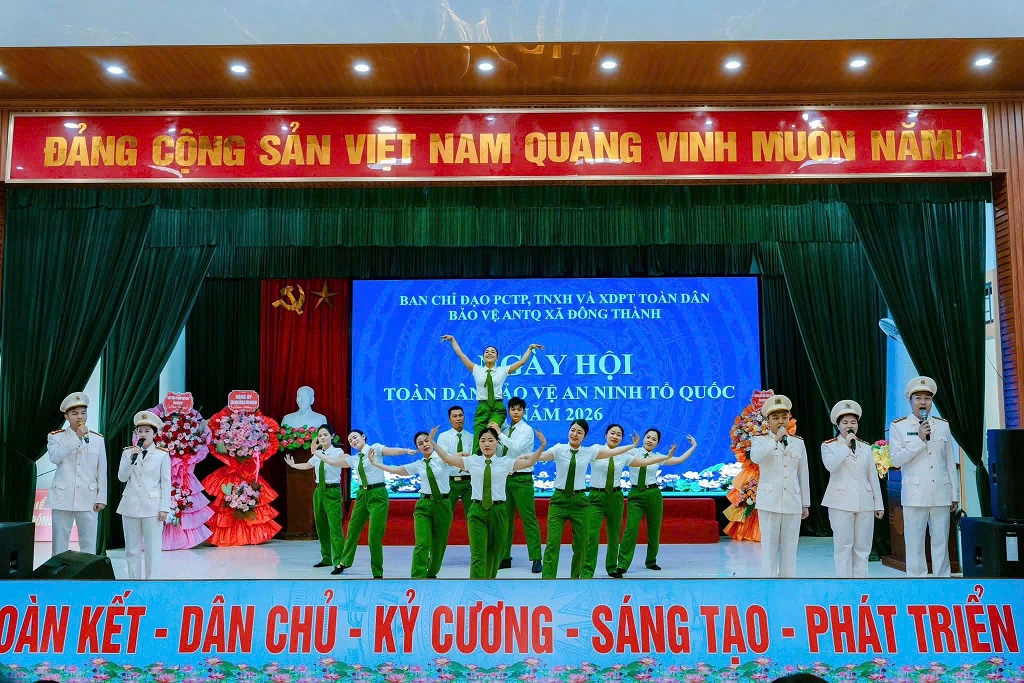 Đại tá Phạm Thành Long, Phó Giám đốc Công an tỉnh chung vui Ngày hội toàn dân bảo vệ an ninh Tổ quốc tại xã Đông Thành