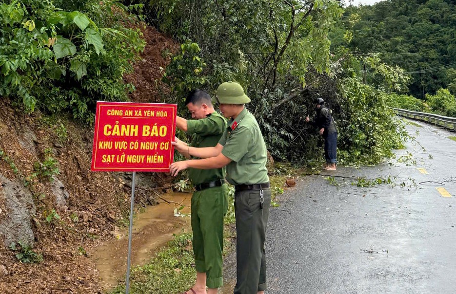Công an xã bám địa bàn, cắm biển cảnh báo các điểm sạt lở, ngập úng