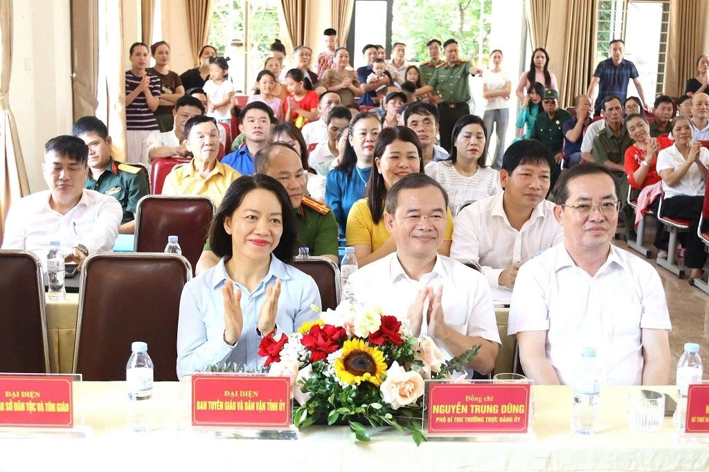 Đại biểu dự buổi lễ 