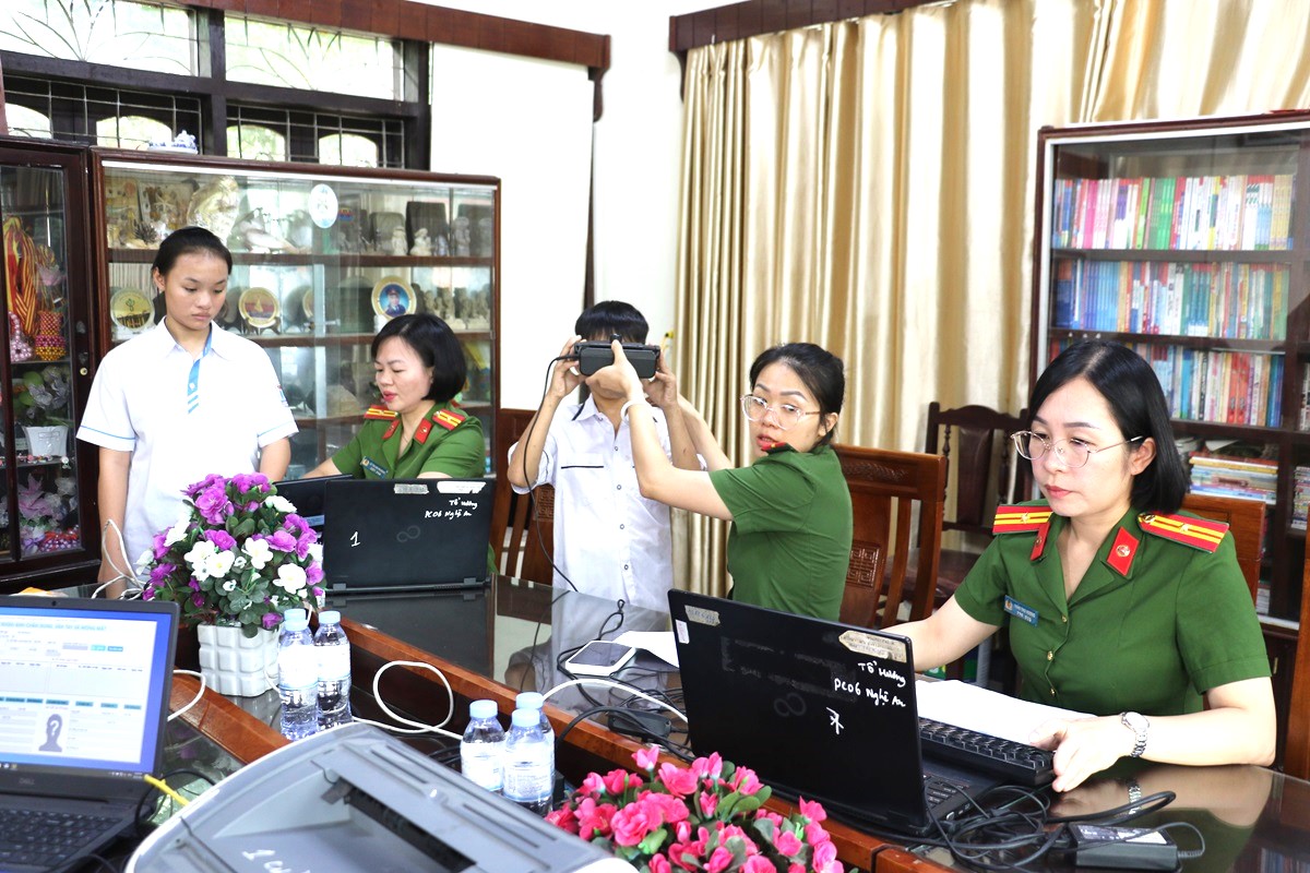 Phòng Cảnh sát quản lý hành chính về trật tự xã hội cấp căn cước cho trẻ tại Làng trẻ em SOS Vinh
