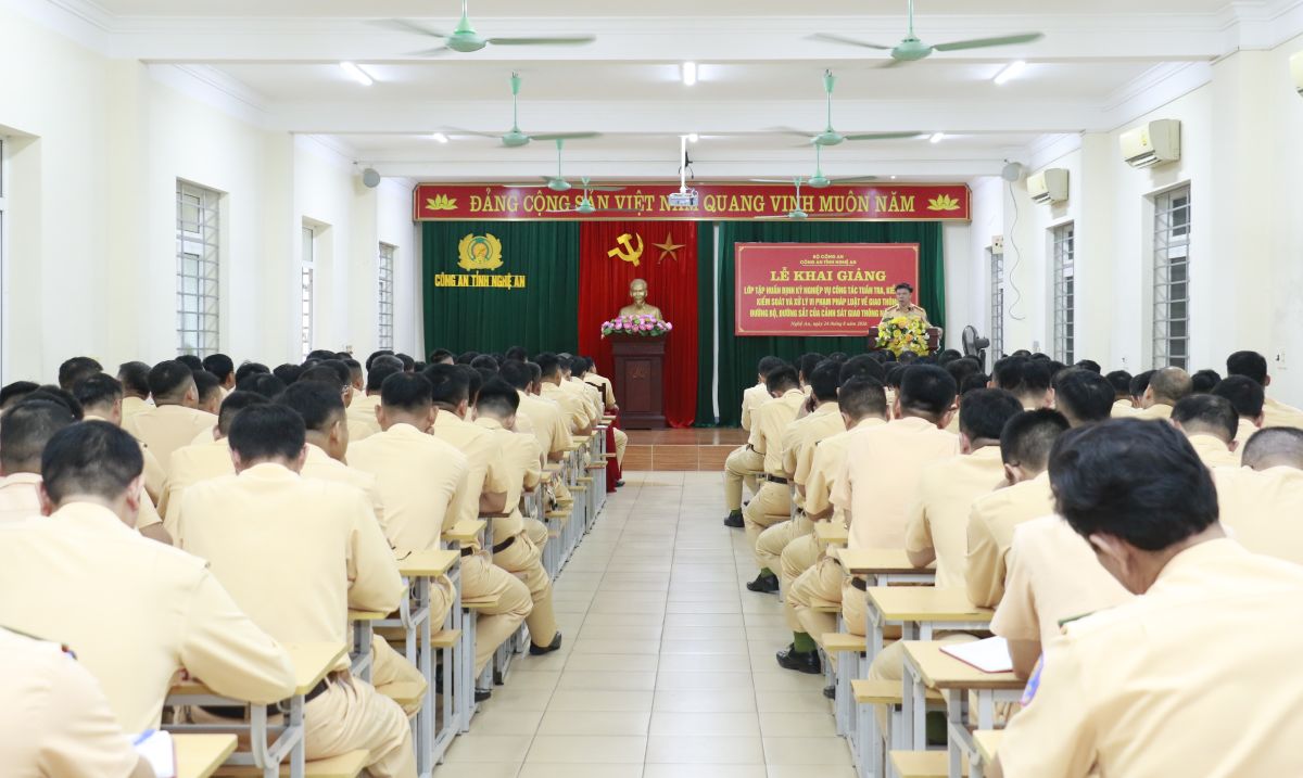 Khai giảng lớp tập huấn nghiệp vụ tuần tra, kiểm tra, kiểm soát và xử lý vi phạm pháp luật về giao thông đường bộ, đường sắt
