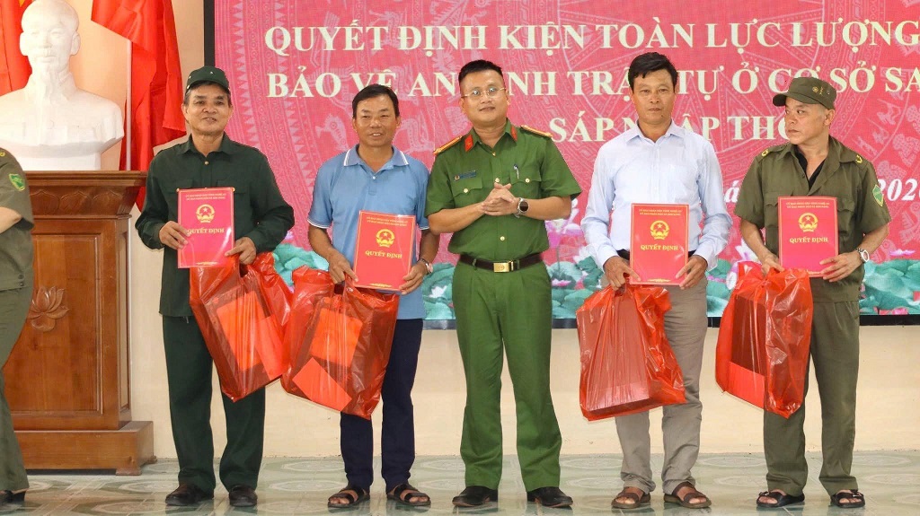 Công an xã Kim Bảng trao tặng 08 suất quà tri ân, bày tỏ sự trân trọng đối với những cống hiến, tinh thần trách nhiệm và sự đồng hành của các đồng chí trong công tác bảo vệ an ninh, trật tự tại địa phương.