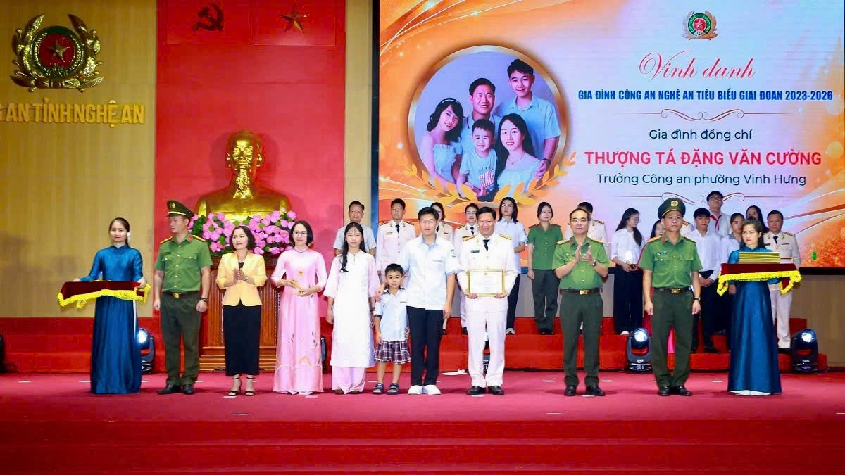 Các đồng chí: Đại tá Phạm Hữu Trường, Phó Giám đốc Công an tỉnh; Lê Thị Kim Chung, Phó Chủ tịch Thường trực Hội Liên hiệp Phụ nữ tỉnh Nghệ An khen thưởng các “Gia đình tiêu biểu” giai đoạn 2023 - 2026