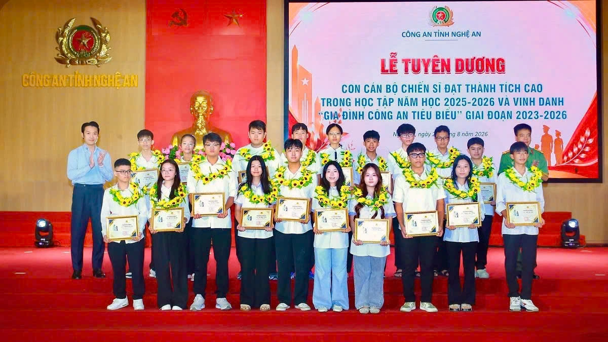 Các đồng chí: Đại tá Nguyễn Trọng Khanh, Trưởng phòng Công tác chính trị; Hoàng Minh Tuấn - Giám đốc Công ty cổ phần xi măng Sông Lam khen thưởng các em đạt thành tích cao kỳ thi cấp tỉnh