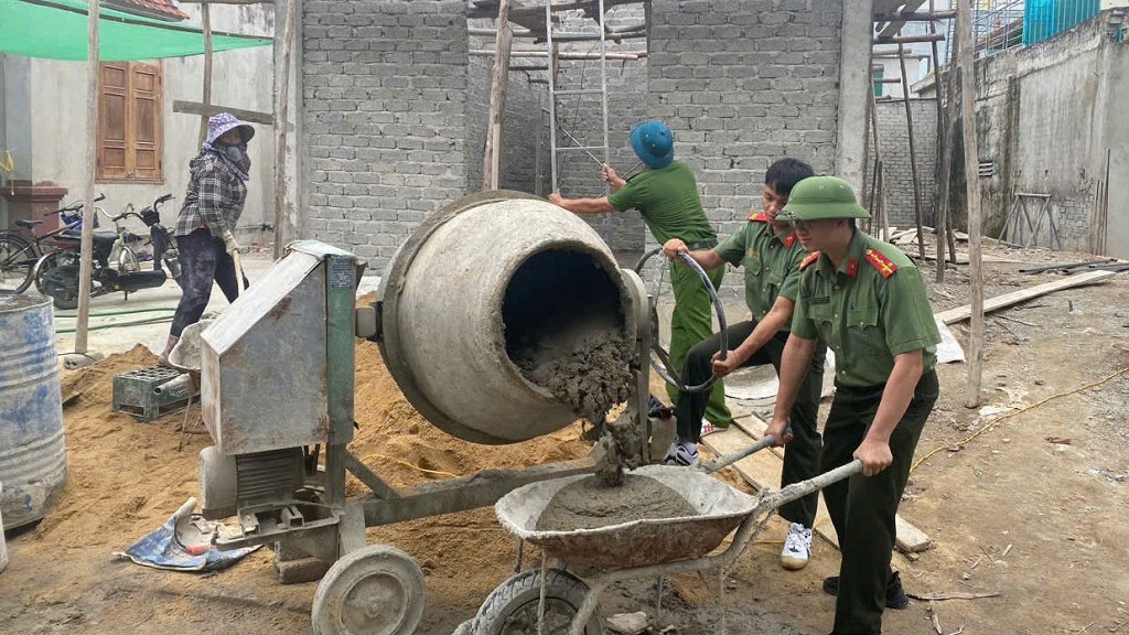 Công an xã hỗ trợ xây nhà cho người nghèo