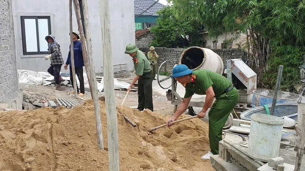 Công an xã giúp đỡ người dân xây nhà